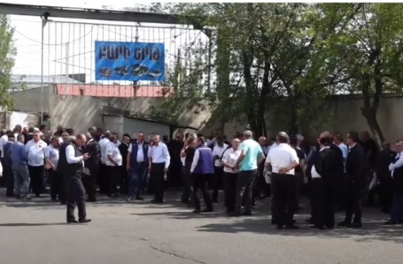 «Մայր Հայաստանի» ներկայացուցիչները հանդիպել են գործադուլ անող ավտոբուսի վարորդներին (տեսանյութ)